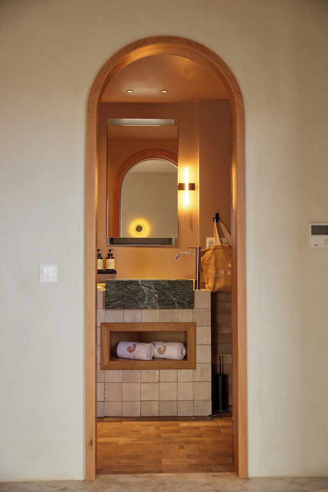 Deluxe Suite with Outdoor Tub - Photo 9