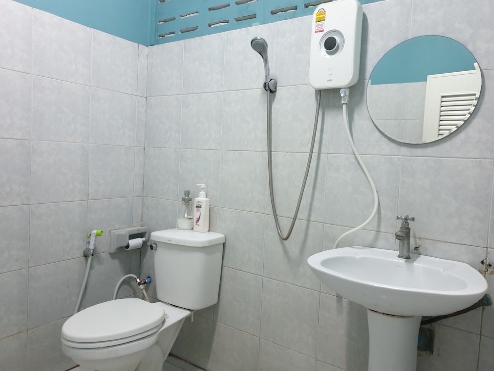 Basic Room, 2 Twin Beds, Non Smoking, Ground Floor photo 2