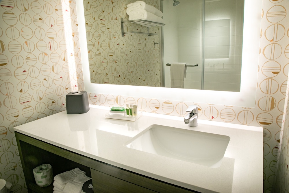 Available room thumbnail 6