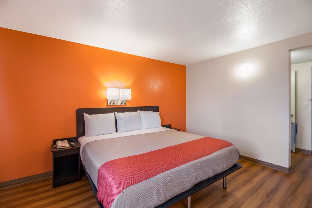 Standard Room, 1 King Bed, Non Smoking photo 3