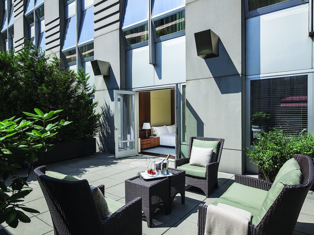Deluxe King with Courtyard Terrace