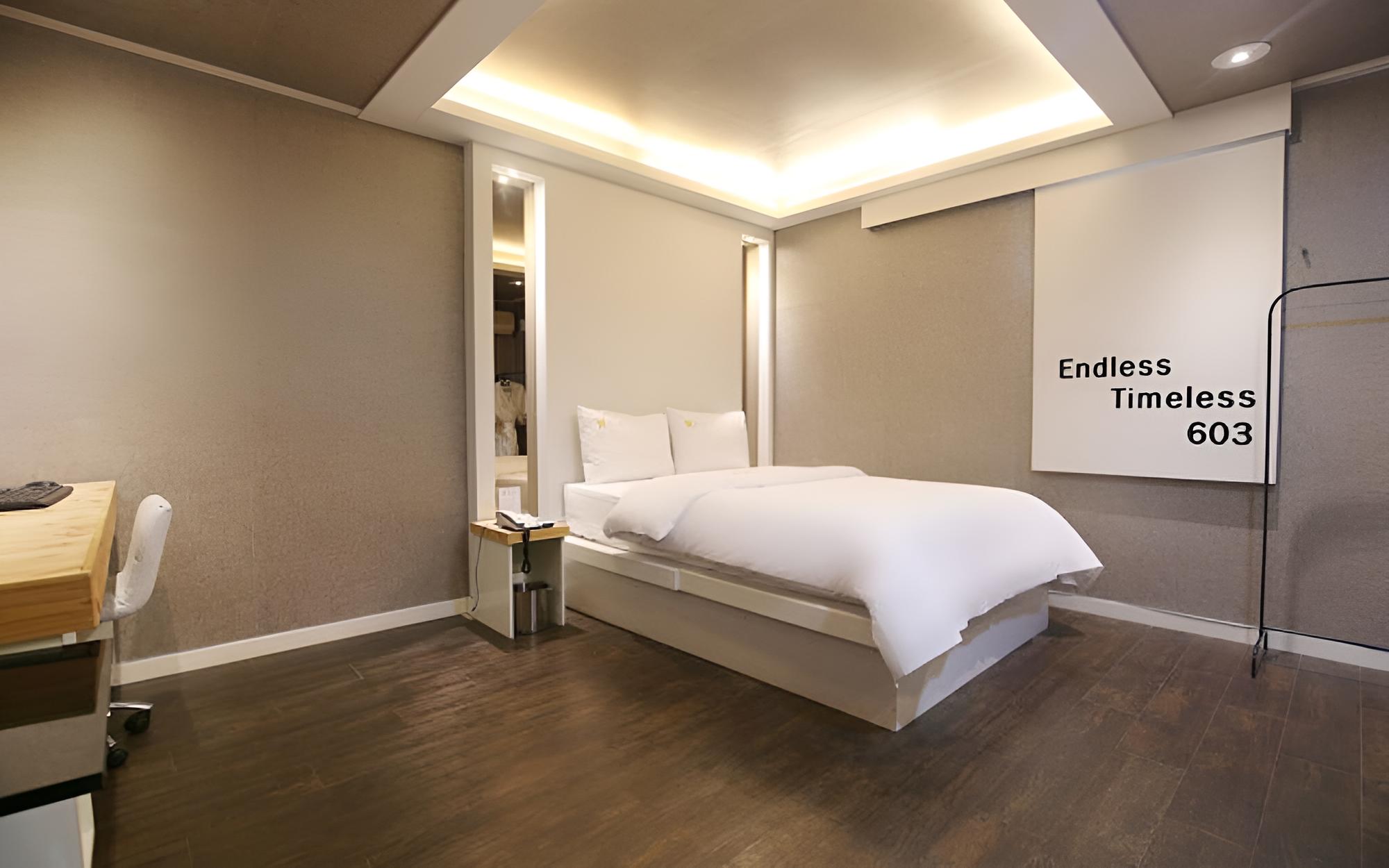 Room (Standard room (Netflix service)) photo 2