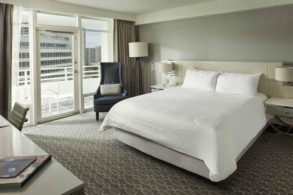 Deluxe Bayview Balcony Room, 1 King Bed - Photo 1