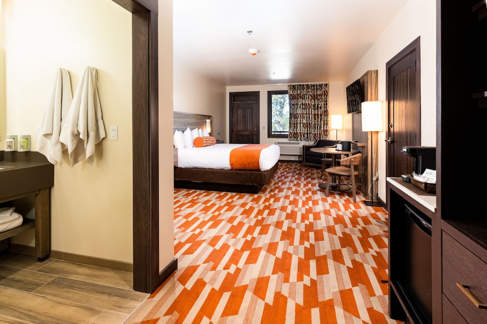 Standard Room, 1 King Bed (South)