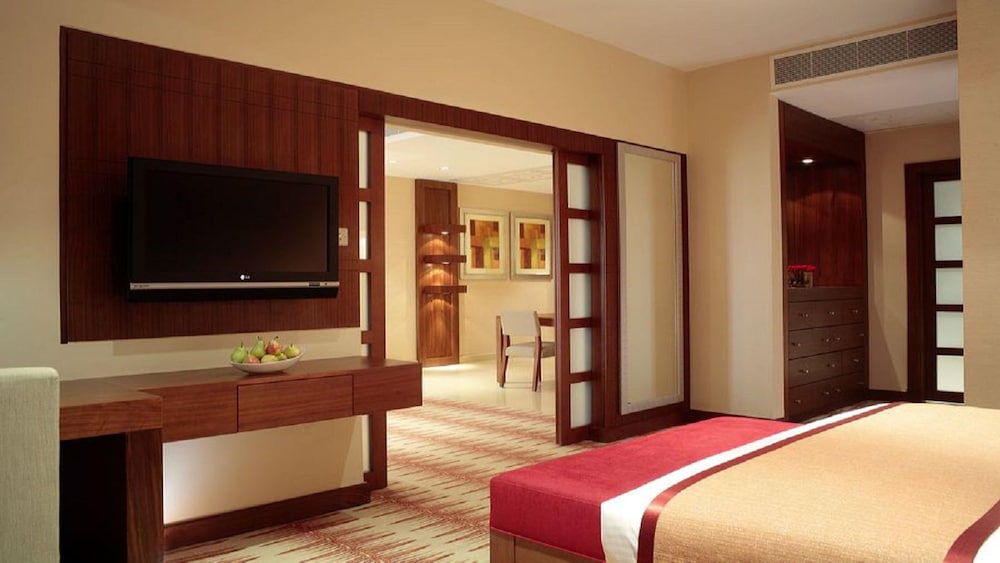 Suite, 1 Bedroom, Balcony - Photo 8