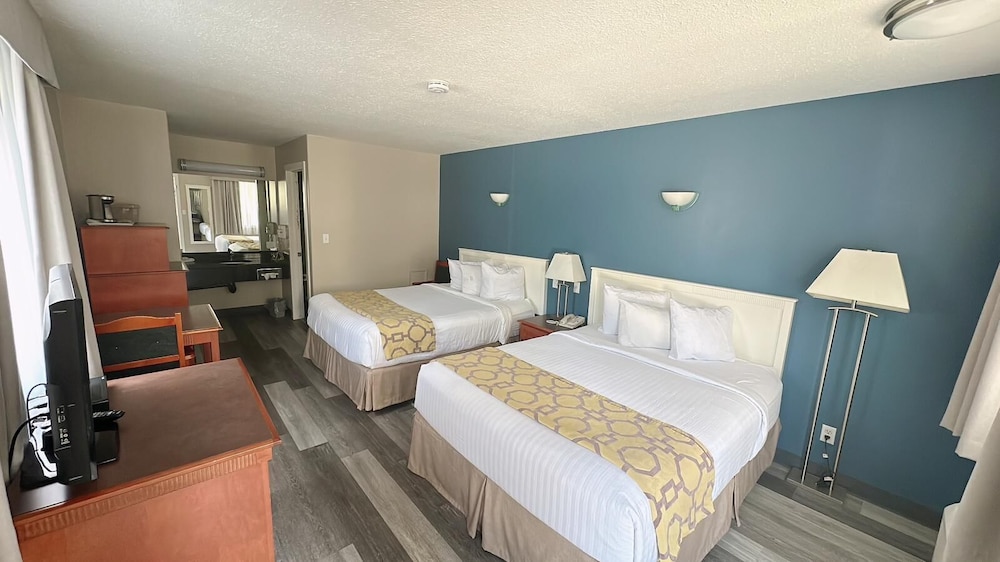 Room, 2 Queen Beds, Non Smoking (Pet-Friendly) photo 1