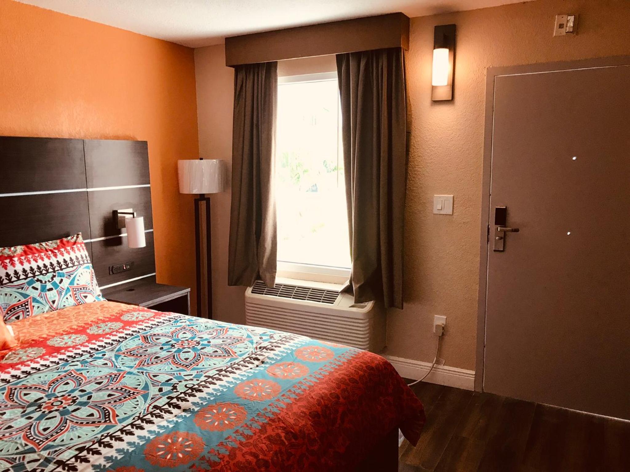 Deluxe King Room - Photo 11