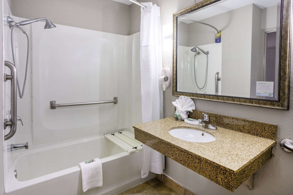 Room, 1 King Bed, Accessible, Bathtub - Photo 1