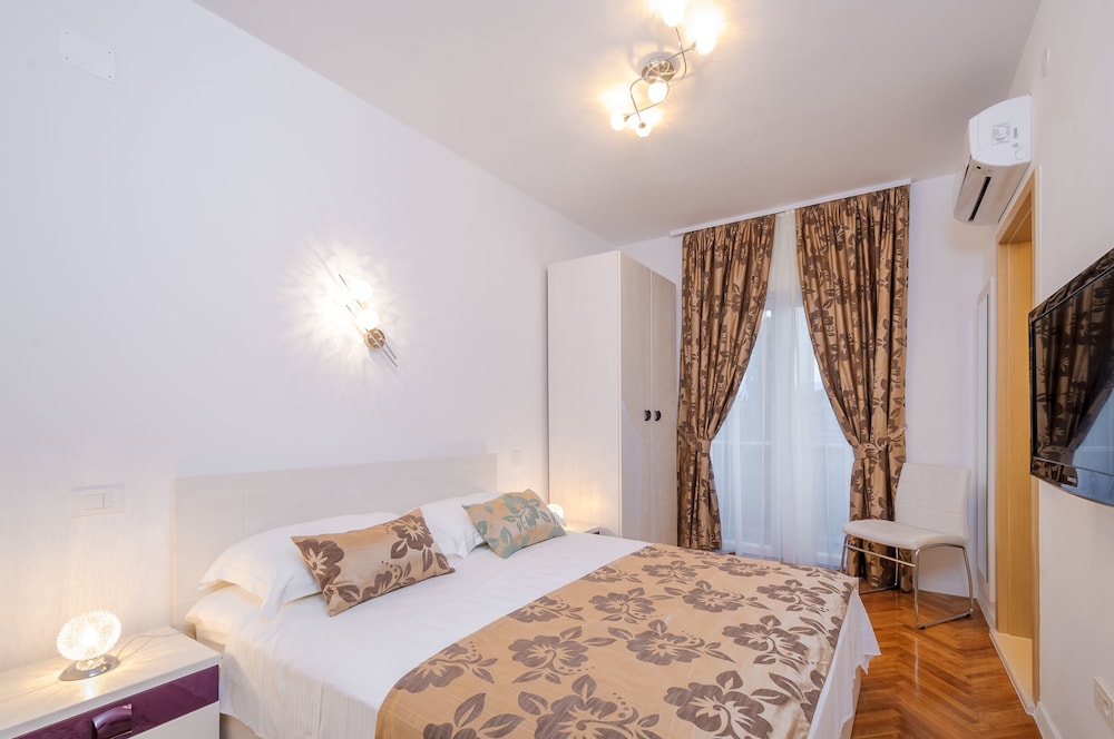 Double Room, Balcony, Pool View (First Floor) photo 2