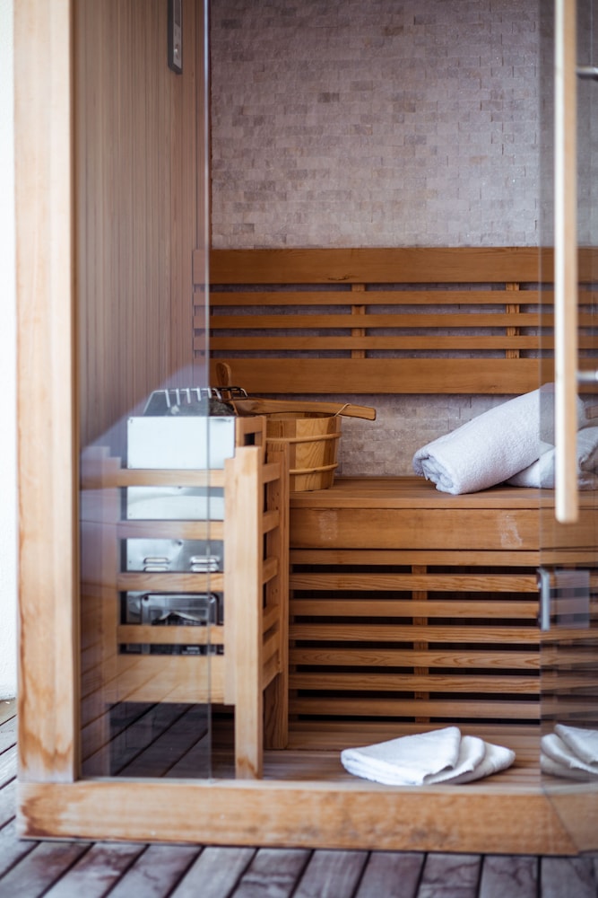 Luxury Suite, with hot tub and sauna photo 3