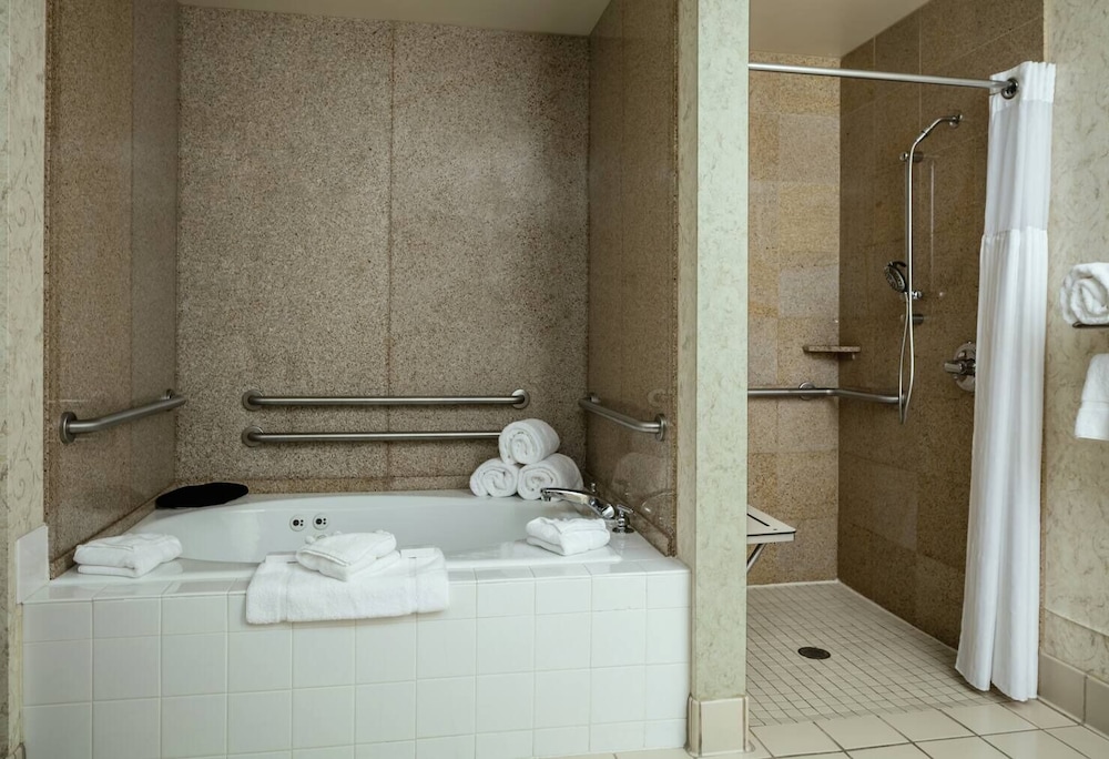 Suite, Accessible - Photo 7