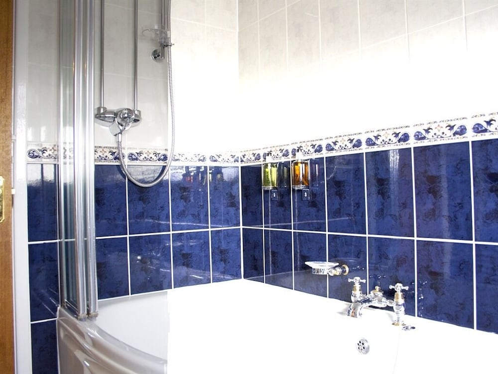 Triple Room, Private Bathroom ((double & 1 single)) photo 3