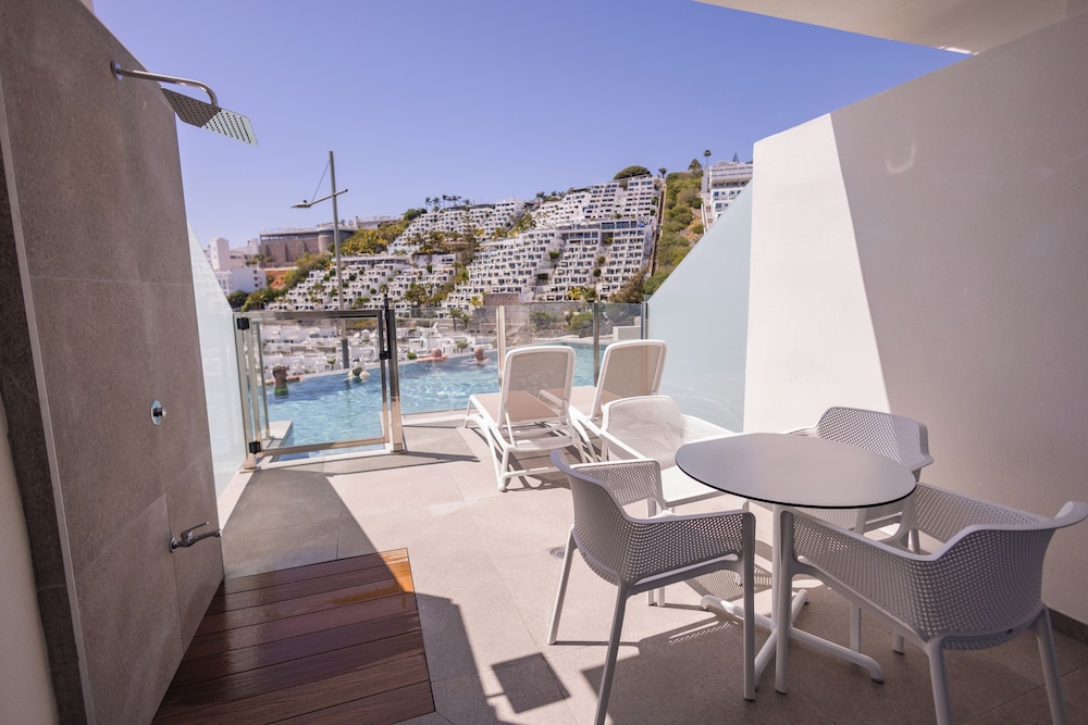 Grand Room, Pool Access (2 Adults and 3 Children) thumbnail 5