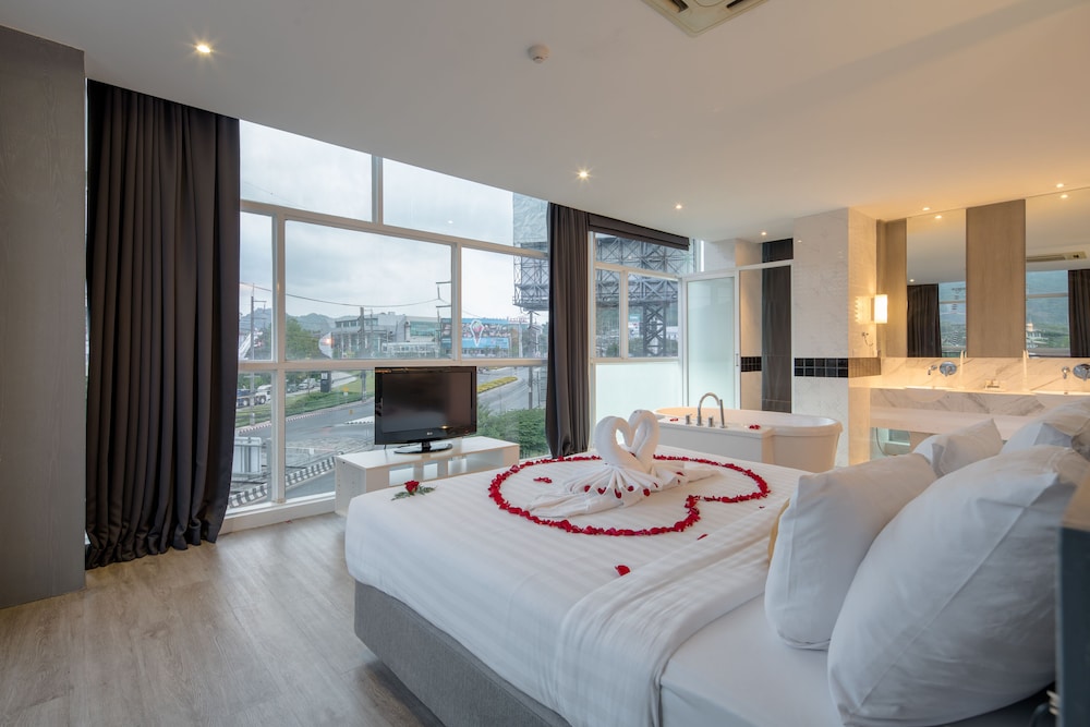Honeymoon Suite with Balcony - Photo 5