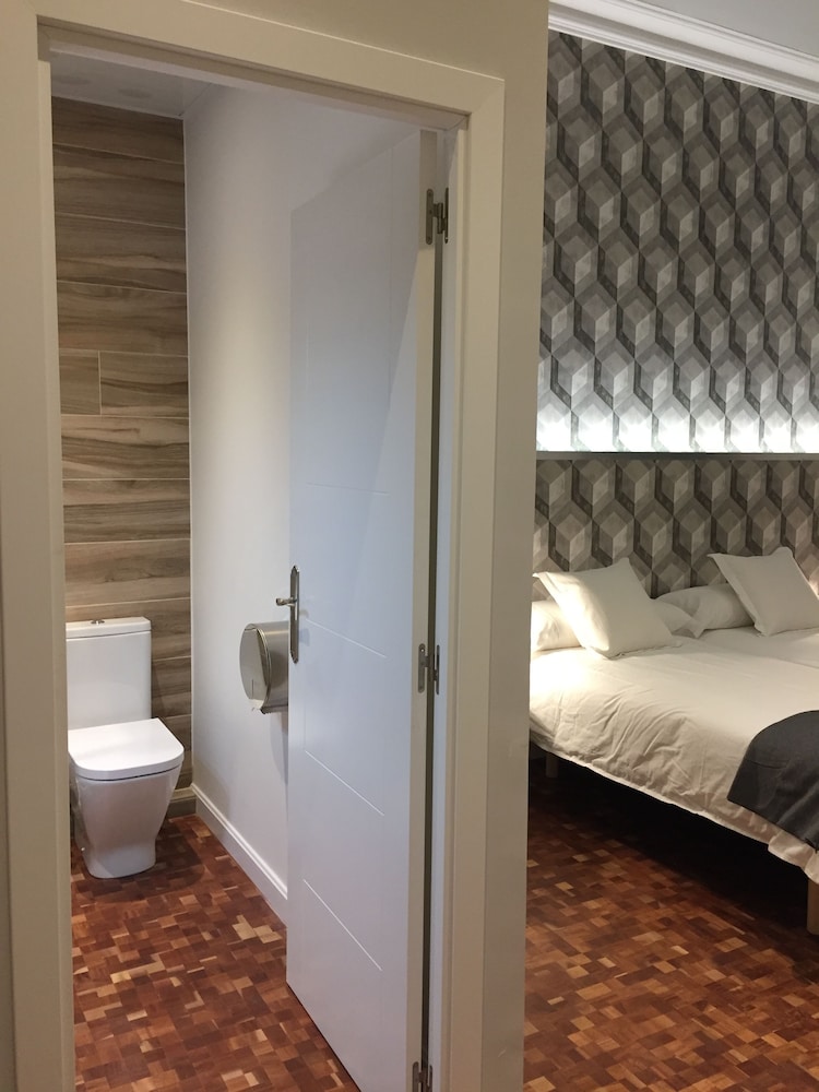 Deluxe Twin Room, 2 Twin Beds, Ensuite photo 3