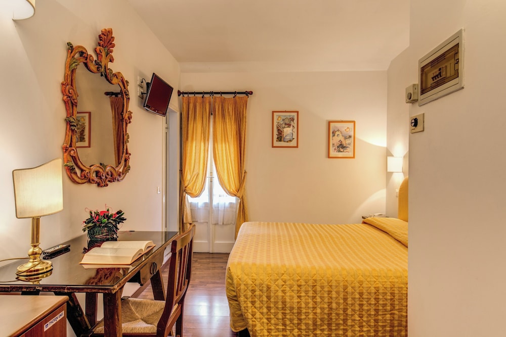Classic Double Room thumbnail 6