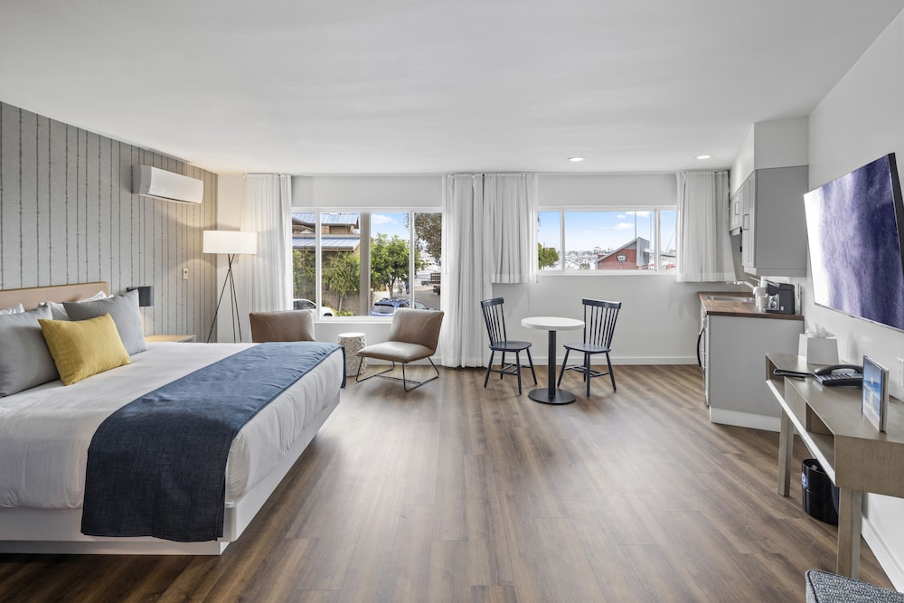 Premium Room, 1 King Bed, Kitchenette photo 1