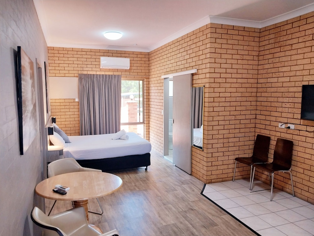 2 Room Queen and 3 Singles (Pet Friendly) photo 3