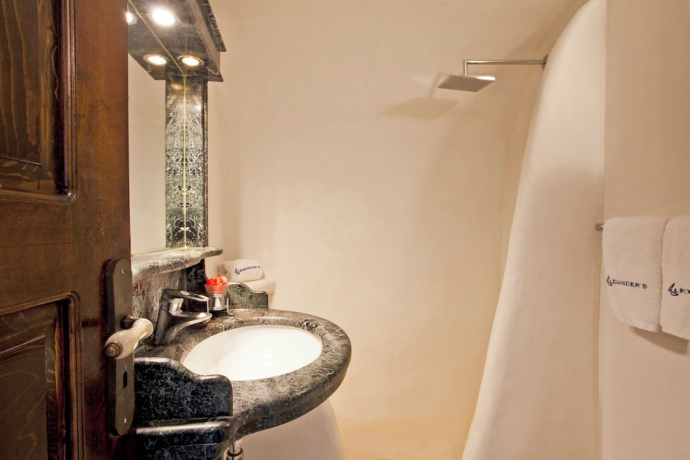 Family Cave Suite with Caldera View - Photo 5