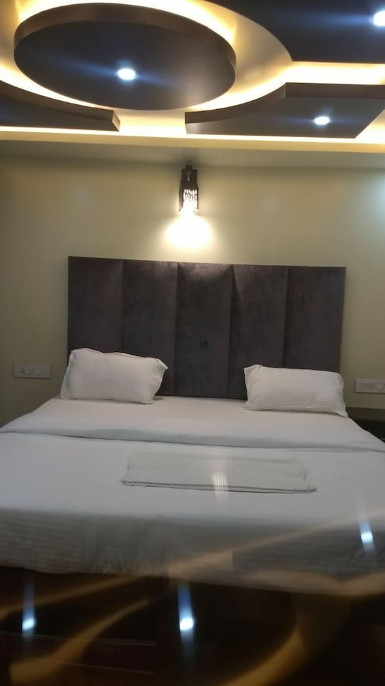 Deluxe Room (With AC 9PM to 6AM time) photo 3