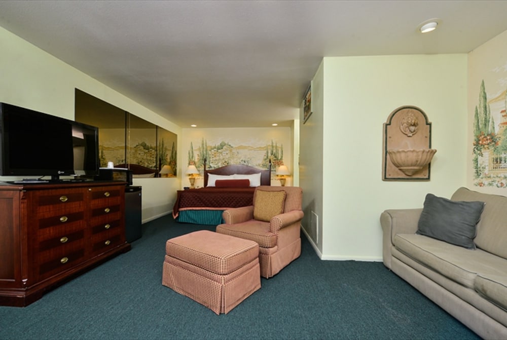 Suite, 1 King Bed, Non Smoking - Photo 9