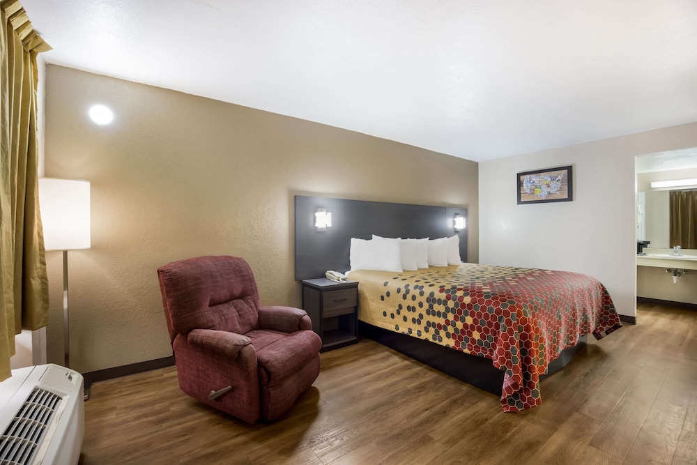 Standard Room, 1 King Bed, Non Smoking photo 1