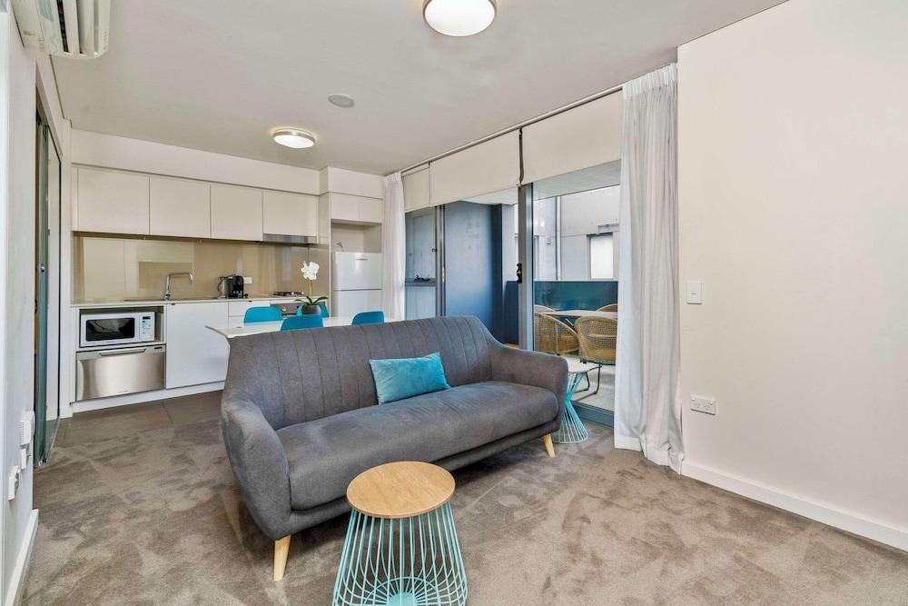 Suite, Non Smoking (1 Queen Bed & 2 Twin Beds) - Photo 3