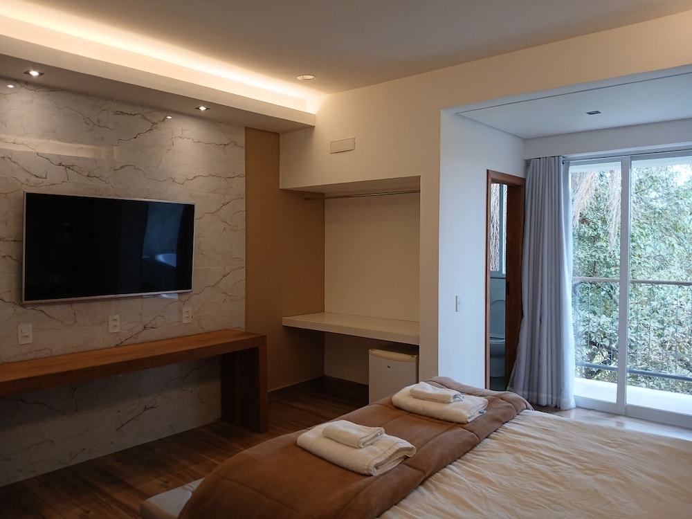 Superior Double Room, 1 Queen Bed, Hot Tub, Poolside photo 2