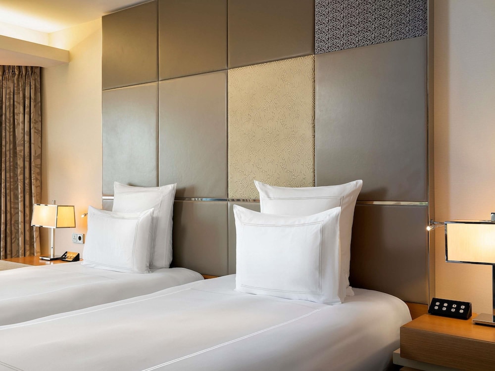 Swiss, Executive Twin Room, 1 Double Bed thumbnail 6
