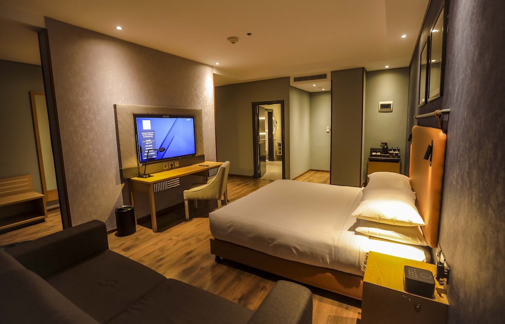 Junior Suite, 1 King Bed - Photo 3