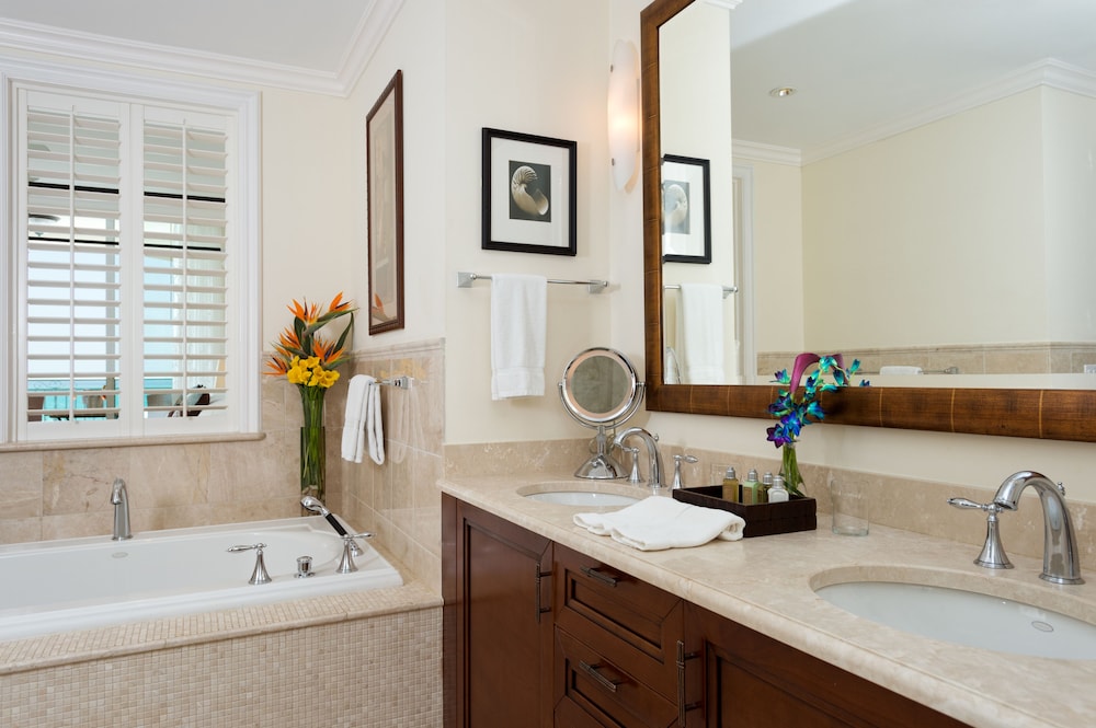 Junior Suite, 1 King Bed, Oceanfront - Photo 2