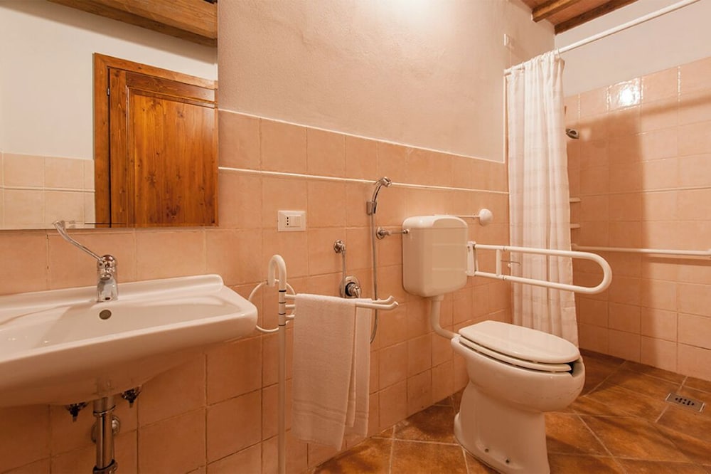Comfort Apartment, 3 Bedrooms, Mobility Accessible, Pets Allowed photo 2