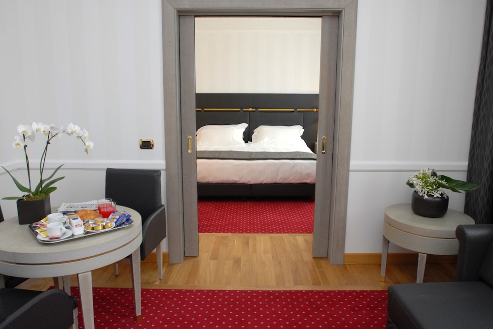 Suite B - Photo 1