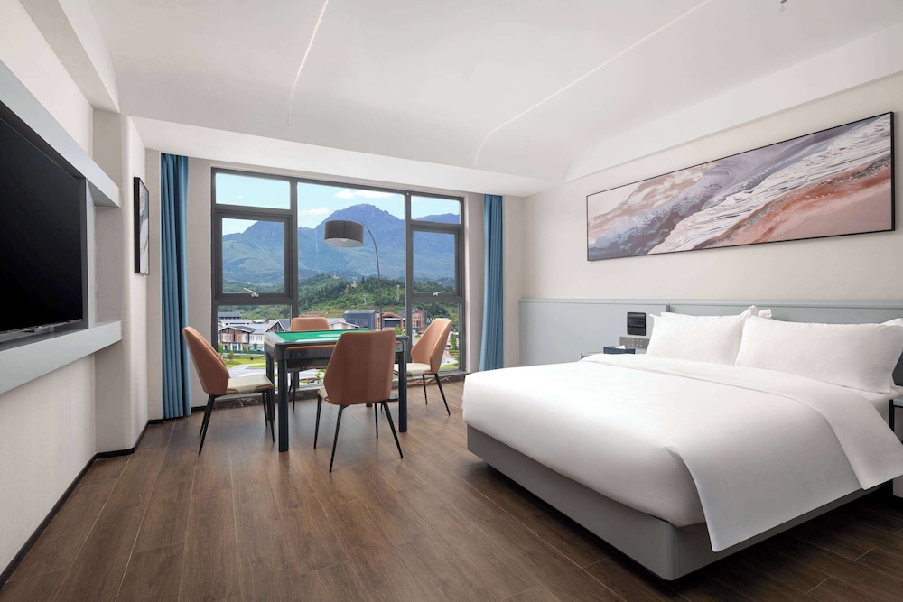 Deluxe Room, 1 Queen Bed, Smoking