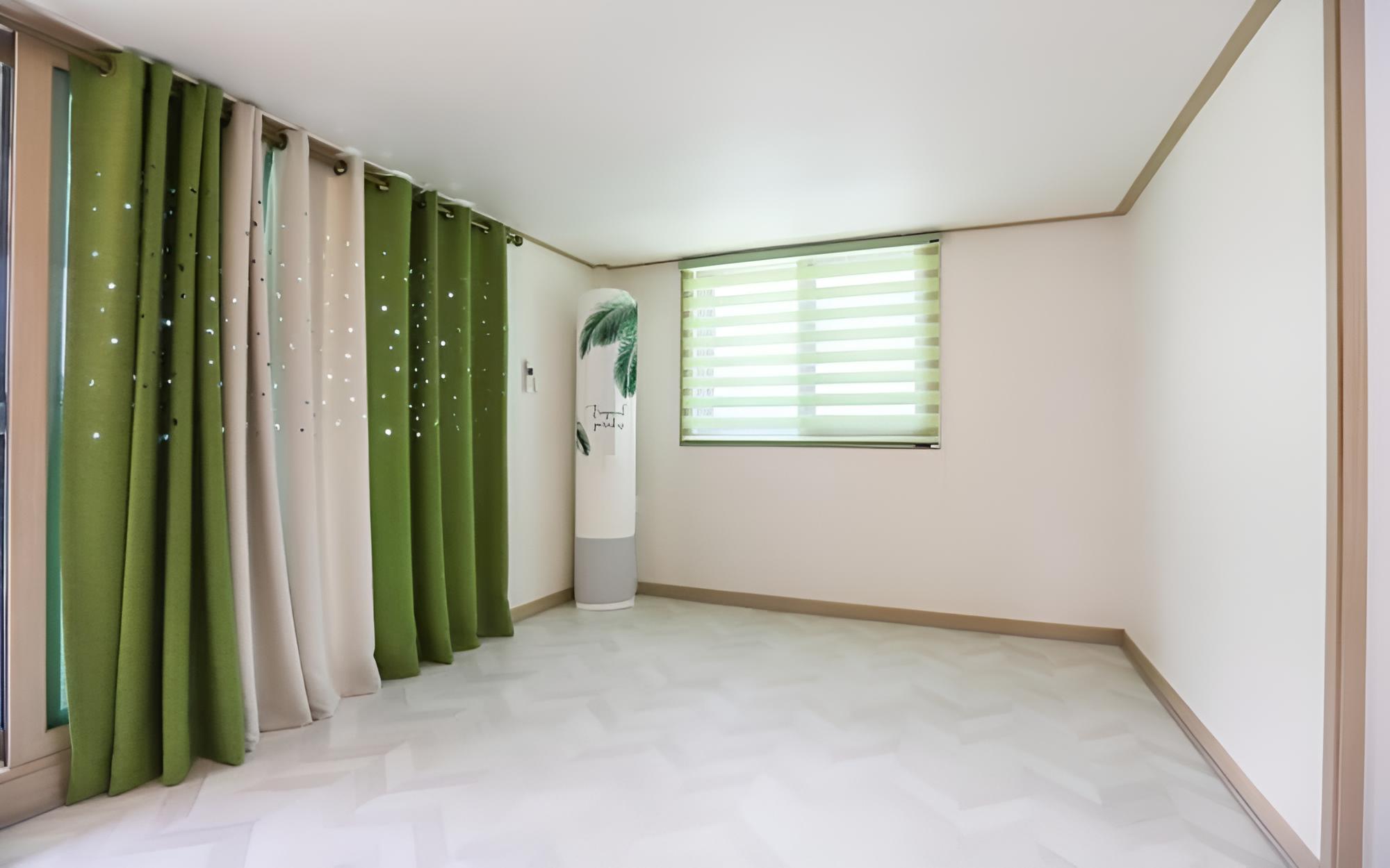Room (Room 201) - Photo 4