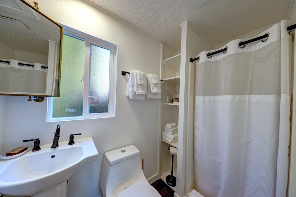Queen 1 Bedroom Cottage, Kitchen #14 photo 3