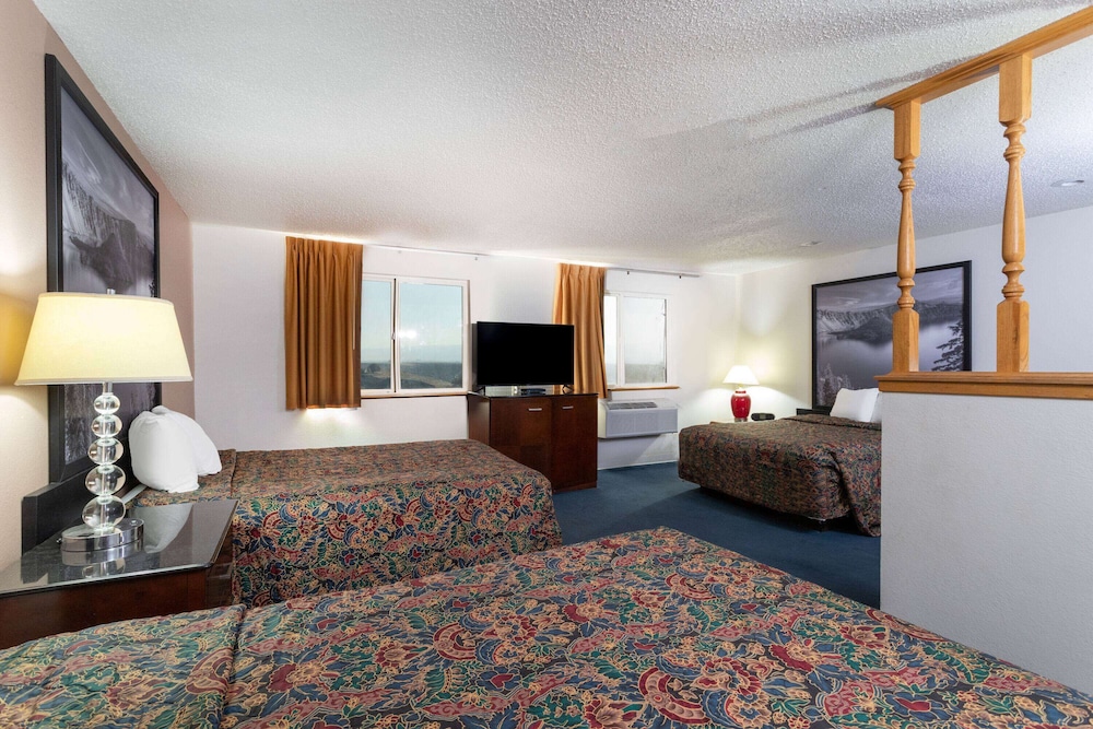 Room, Multiple Beds, Microwave - Photo 4