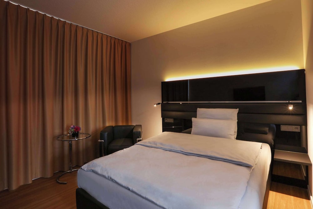 Premium Room, 1 Queen Bed (Walk-in Shower) - Photo 4