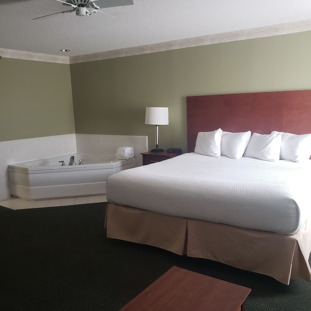 Standard Room, 1 King Bed, Jetted Tub photo 2