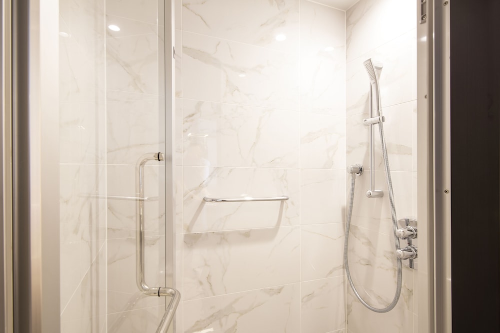 Standard Double Room, Non Smoking (Shower Only) - Photo 5