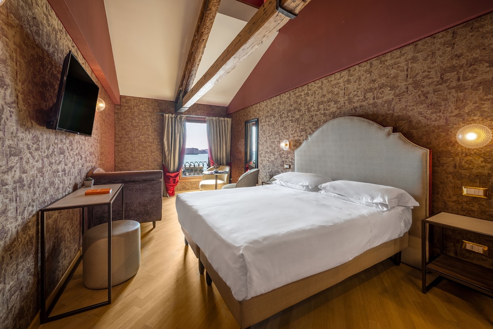 Deluxe Room thumbnail 5