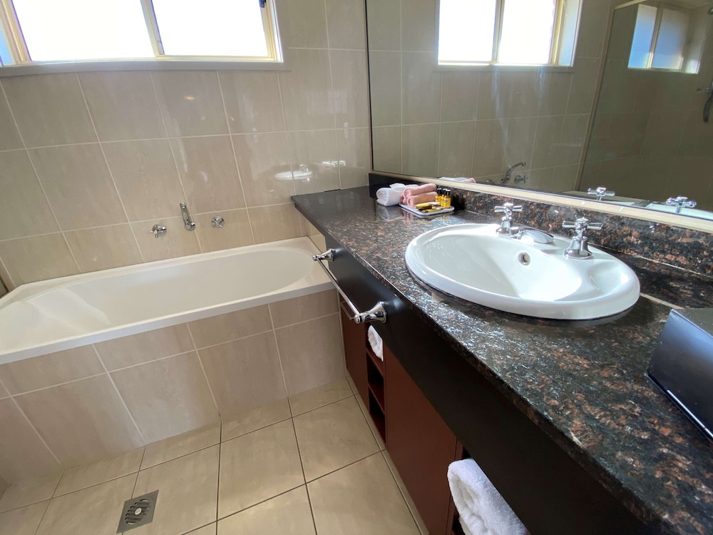 Deluxe Room, Multiple Beds, Non Smoking, Microwave (with Sofabed) - Photo 6