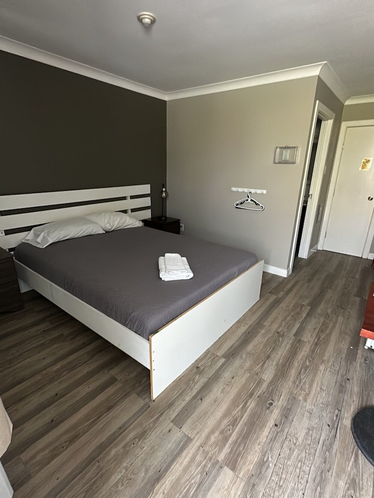 Single Room Queen