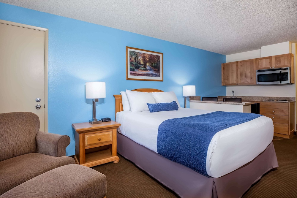Studio Suite, 1 Queen Bed, Non Smoking, River View - Photo 1
