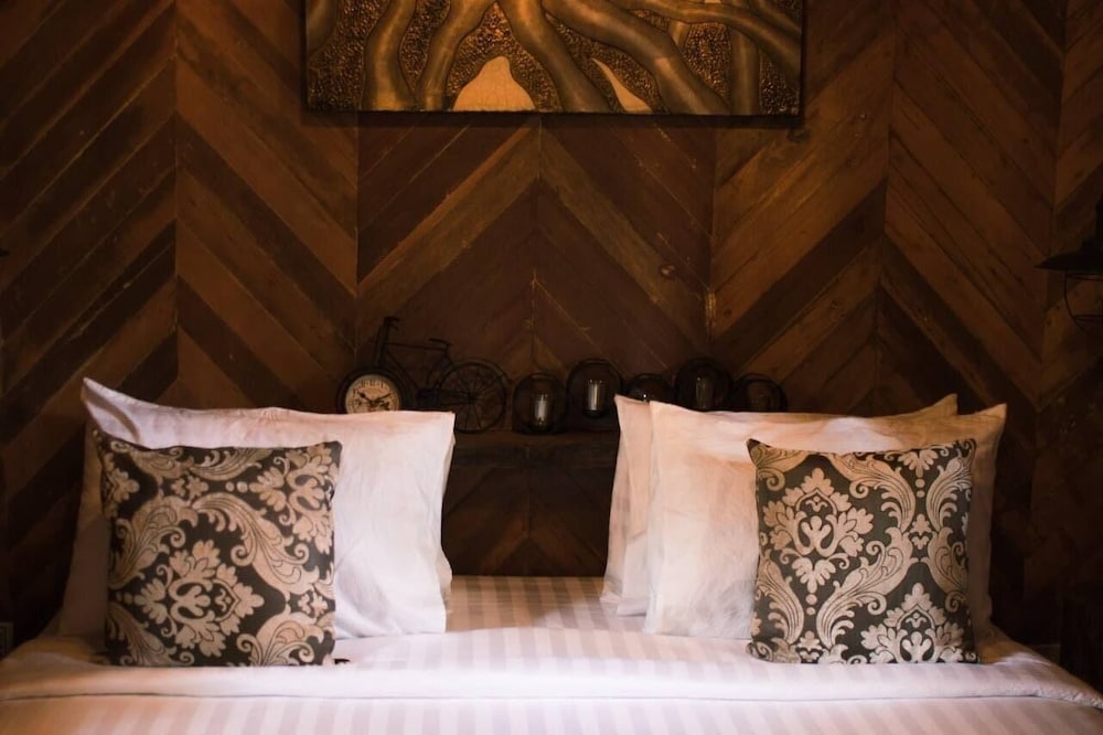 Romantic Tree House, 1 King Bed, Garden View photo 3