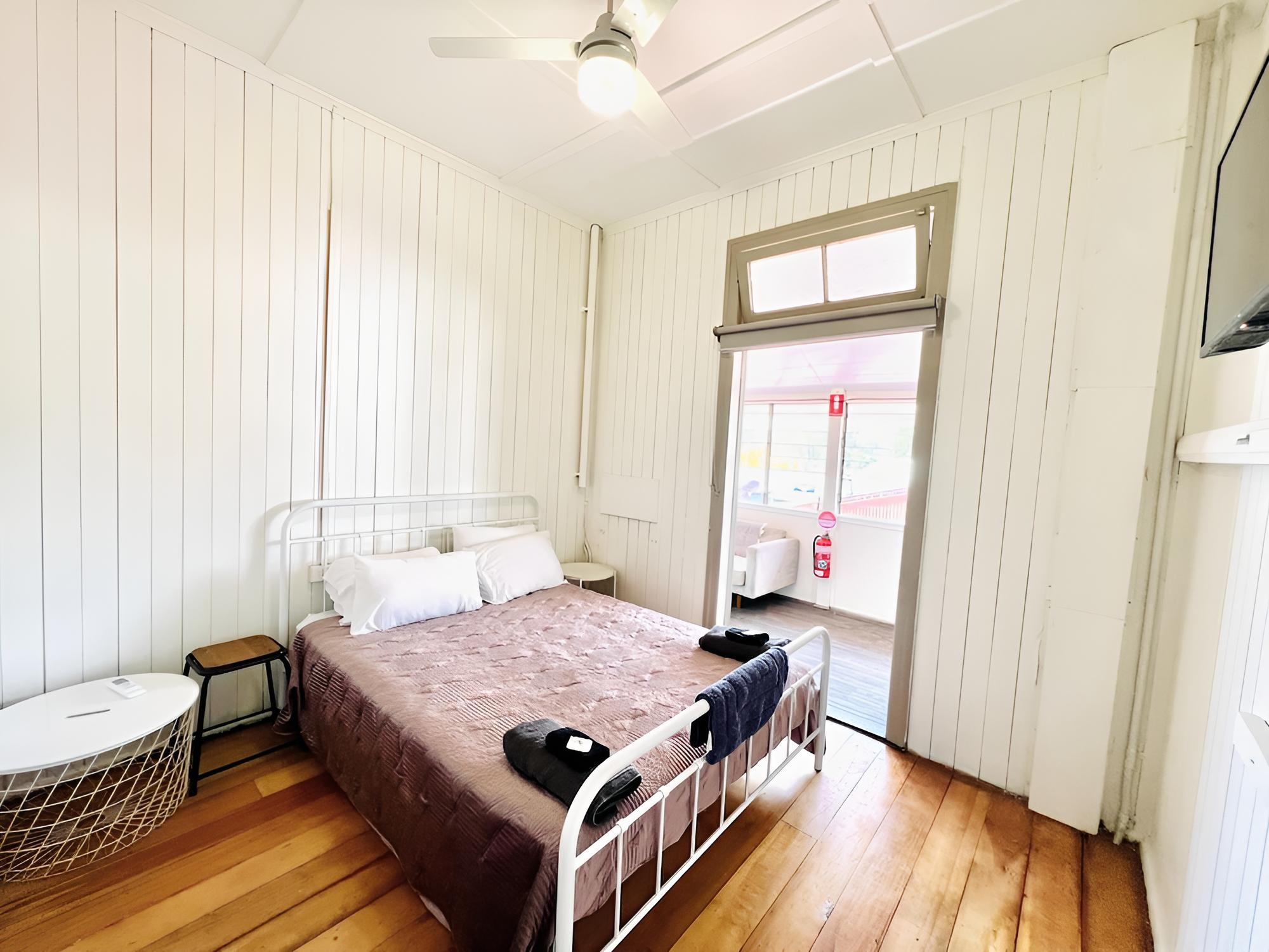 Standard Room, 1 Queen Bed, Non Smoking, Shared Bathroom photo 2