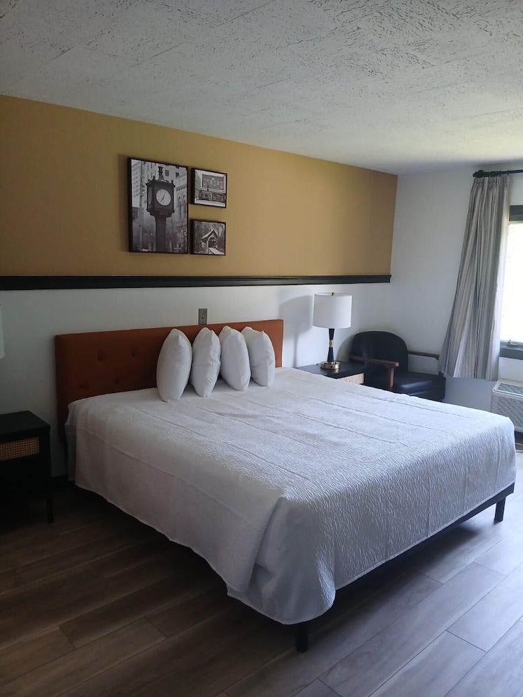 Standard Room, 1 King Bed - Photo 1