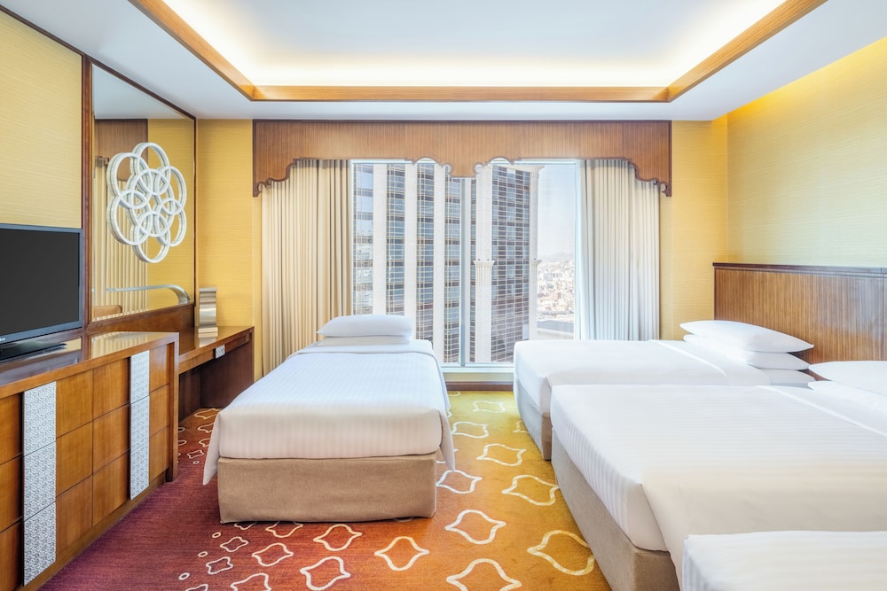 Deluxe Room, Multiple Beds, Smoking, City View photo 2