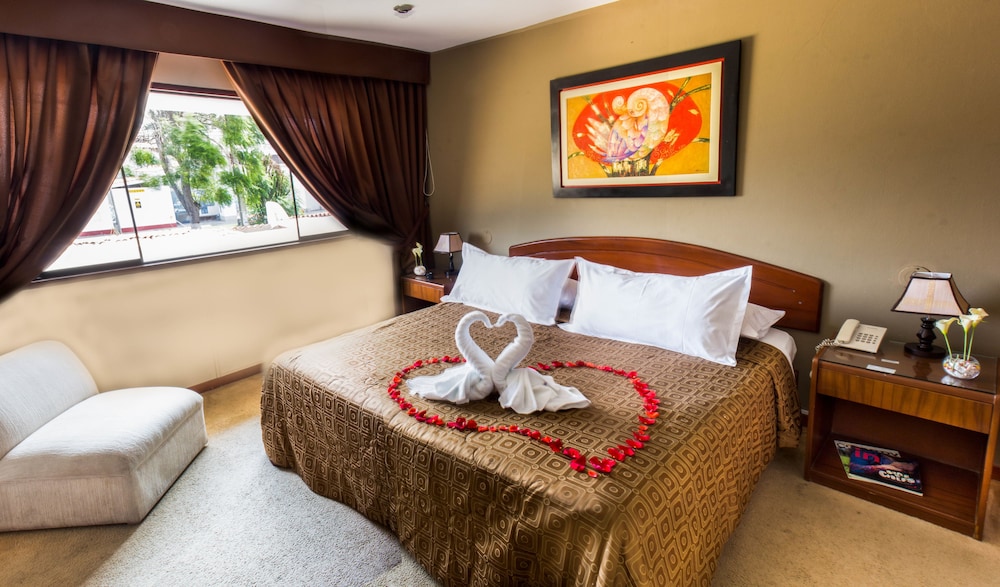 Executive Suite, 1 King Bed, Kitchenette, Tower photo 1