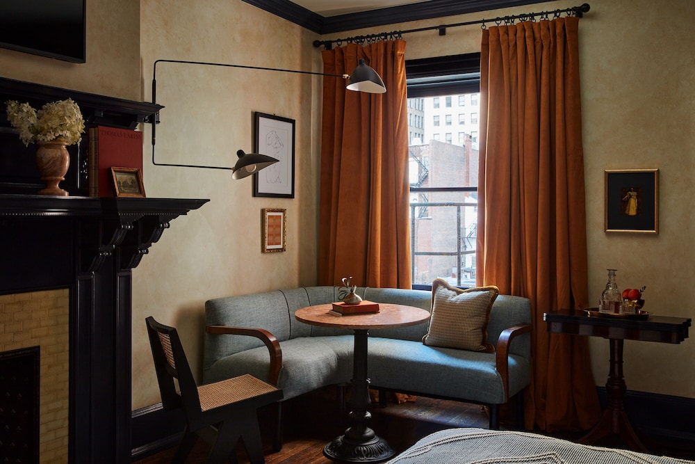 King Salon, 1 King Bed (The Ruby, Floor 4)